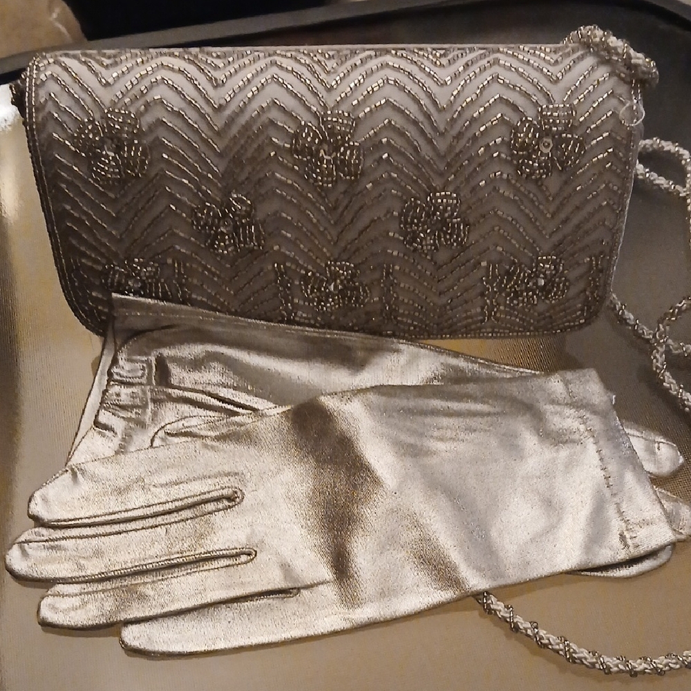 La Regale Silver Beaded Clutch with Gloves